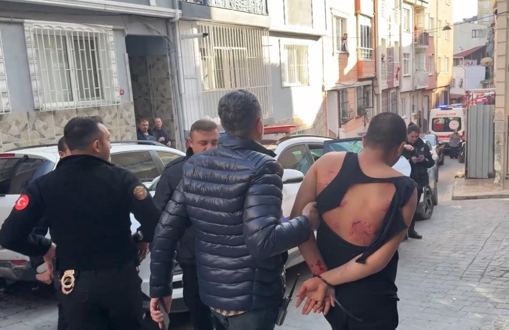 Beyoğlu'nda boğazına bıçak dayadı: Özel Harekat polisi devreye girdi