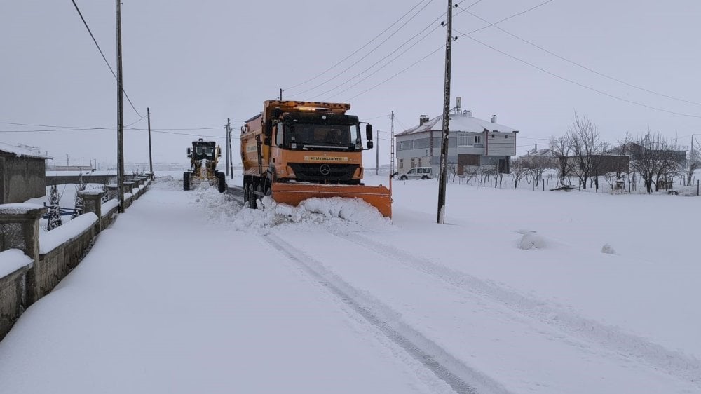 Bitlis’te kar nedeniyle kapanan köy yolları tek tek açılıyor