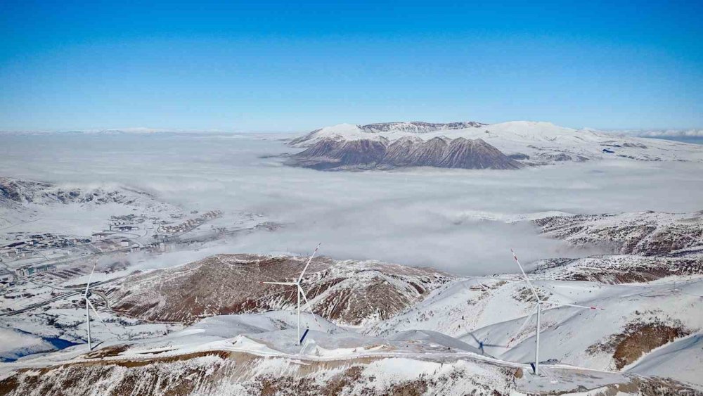 Bitlis’teki rüzgar gülleri sisli dağlarla buluştu