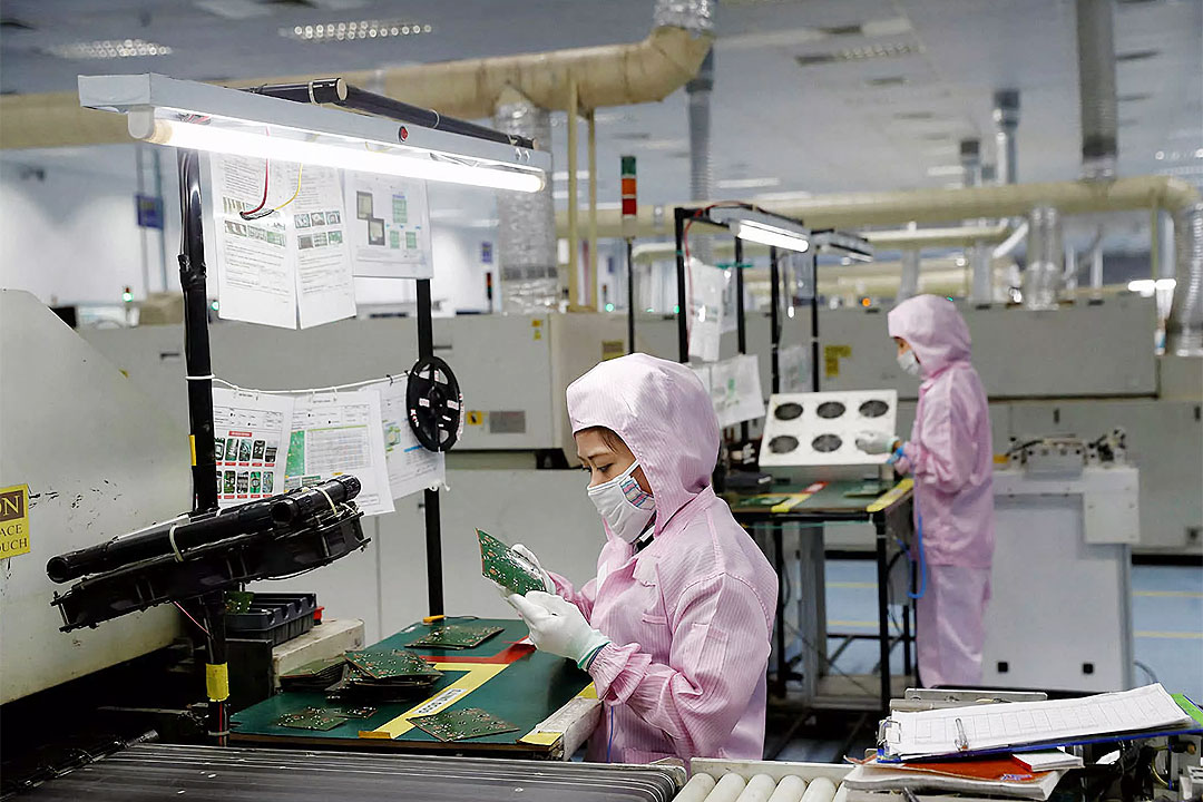 factory-worker-electronics.jpg