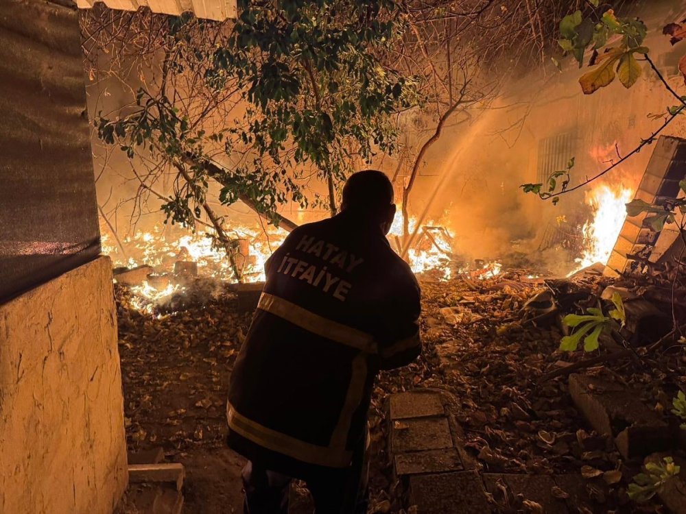 Hatay'da evin bahçesi cayır cayır yandı