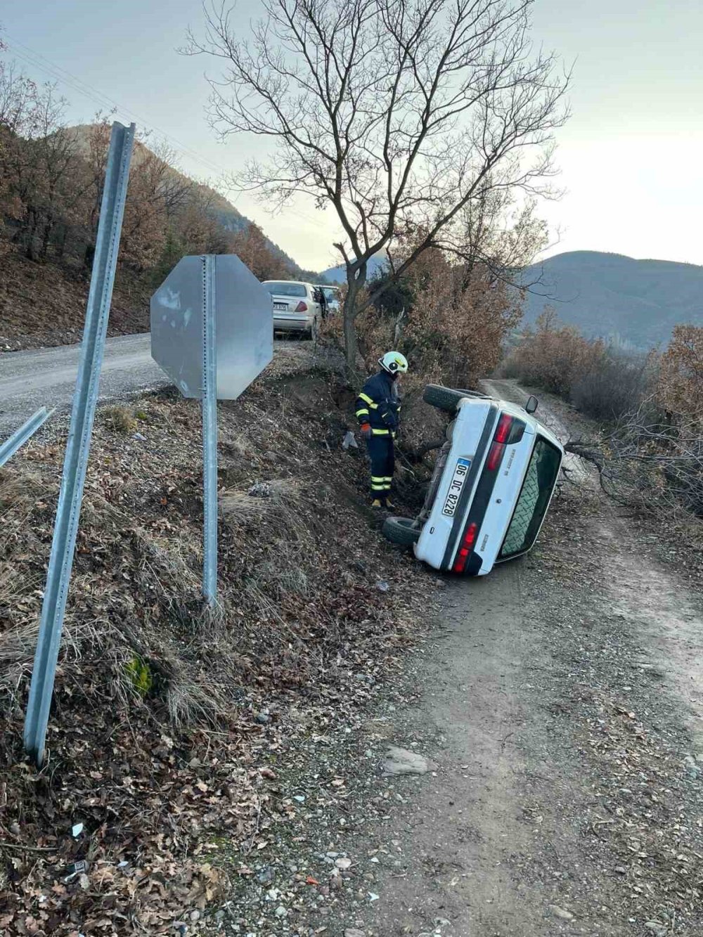 Seyir halindeki otobüs şarampole devrildi