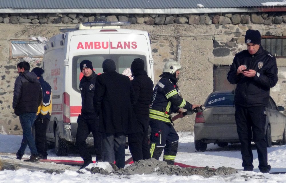 Erzurum'daki ahır yangınında 85 büyükbaş kurtarıldı