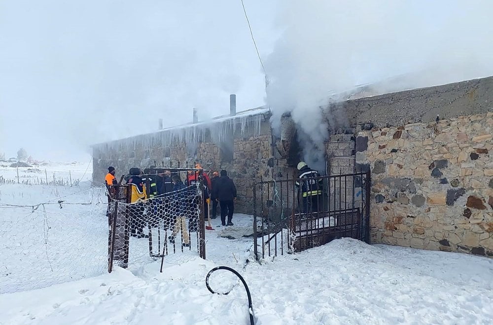 Erzurum'daki ahır yangınında 85 büyükbaş kurtarıldı