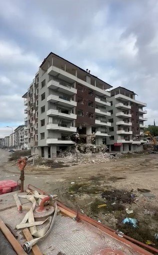 Hatay’da 7 katlı bina yıkıldı