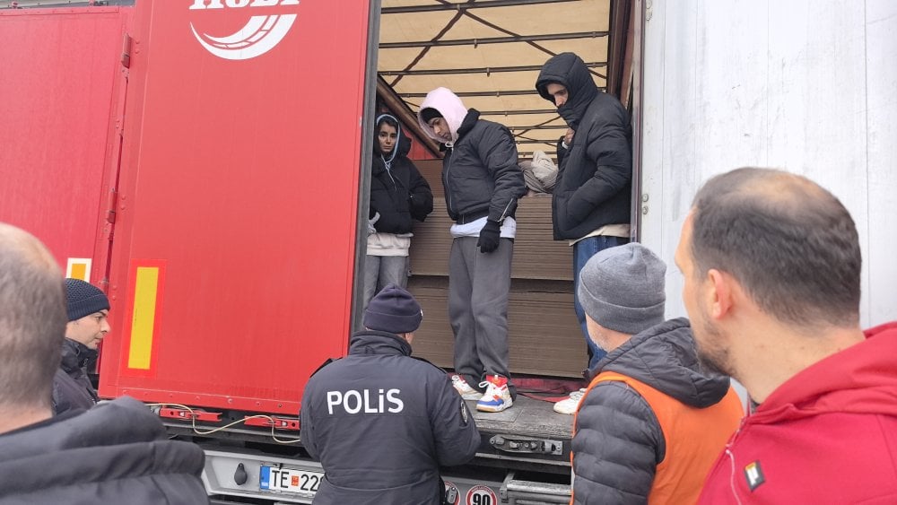 Sunta üzerindeki izler ele verdi! İran uyruklu 1’i kadın 3 kişi yakalandı