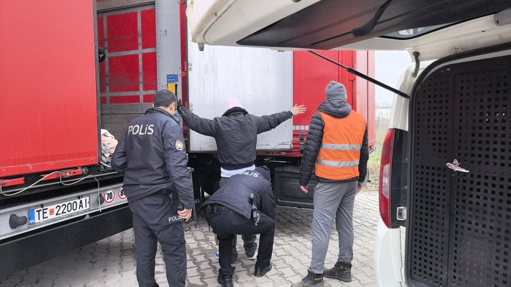 Sunta üzerindeki izler ele verdi! İran uyruklu 1’i kadın 3 kişi yakalandı