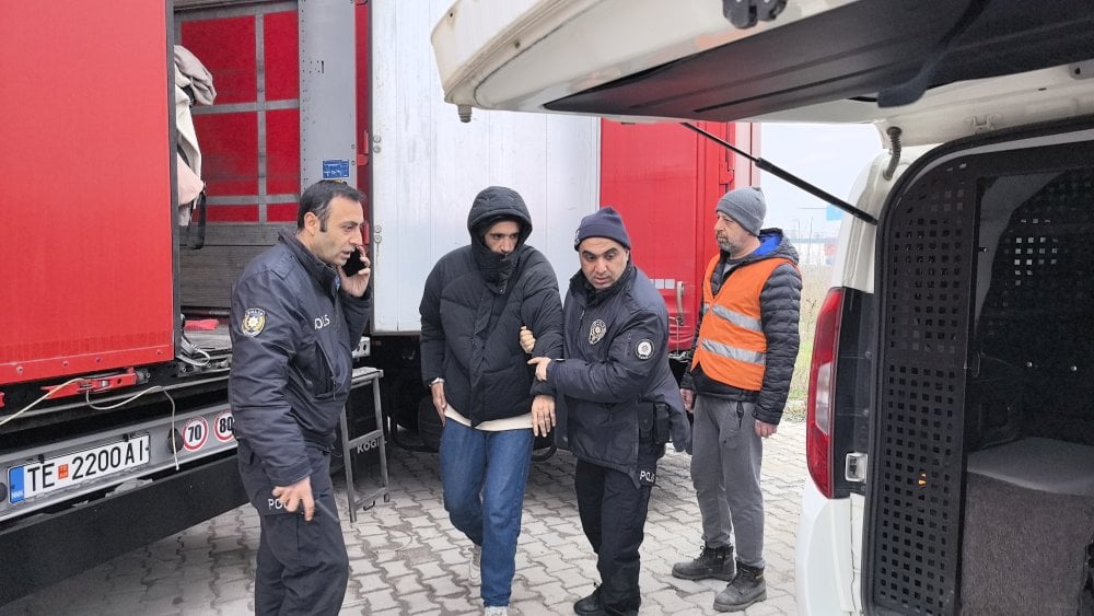 Sunta üzerindeki izler ele verdi! İran uyruklu 1’i kadın 3 kişi yakalandı