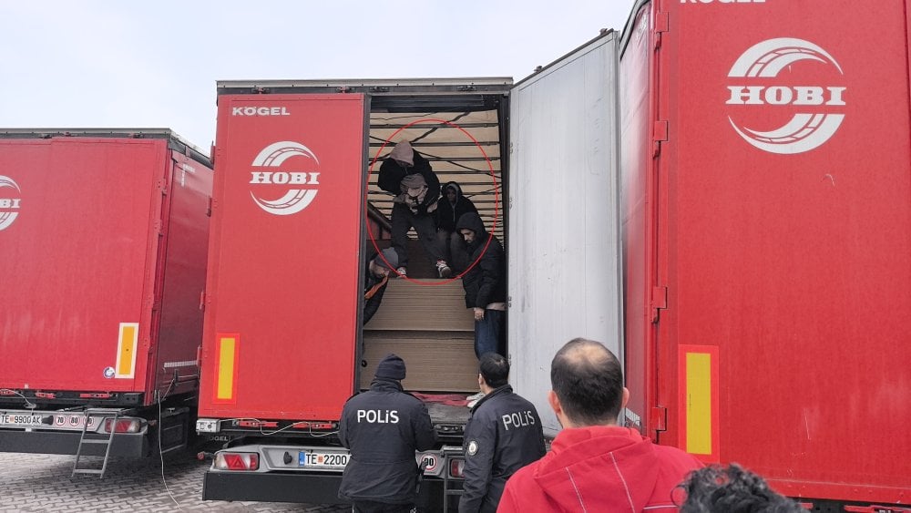 Sunta üzerindeki izler ele verdi! İran uyruklu 1’i kadın 3 kişi yakalandı