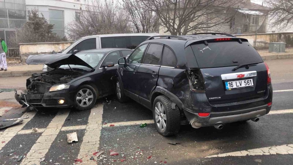 Yoğun sis ve buzlanma nedeniyle 6 araç birbirine girdi! Yaralılar var