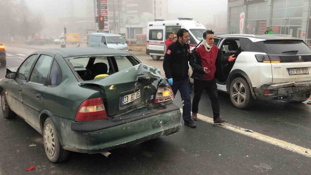 Yoğun sis ve buzlanma nedeniyle 6 araç birbirine girdi! Yaralılar var