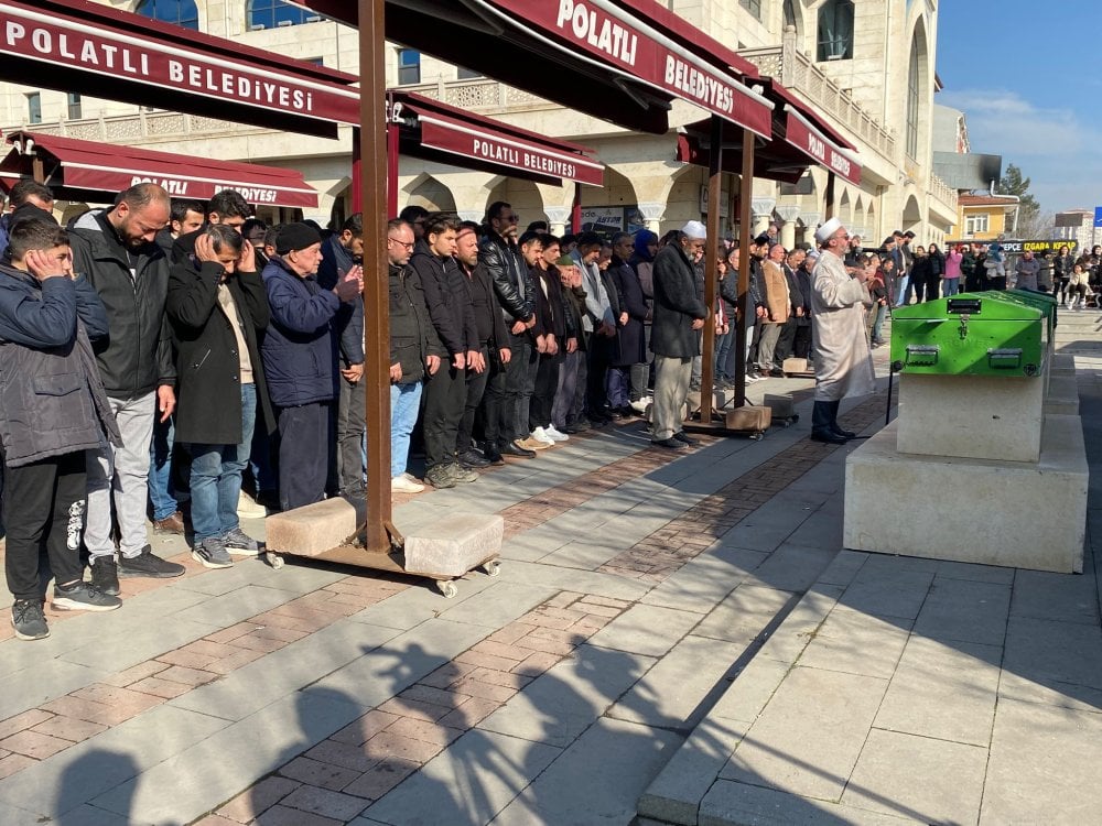 Kanalizasyon kazısındaki göçükte hayatını kaybeden 2 işçi toprağa verildi