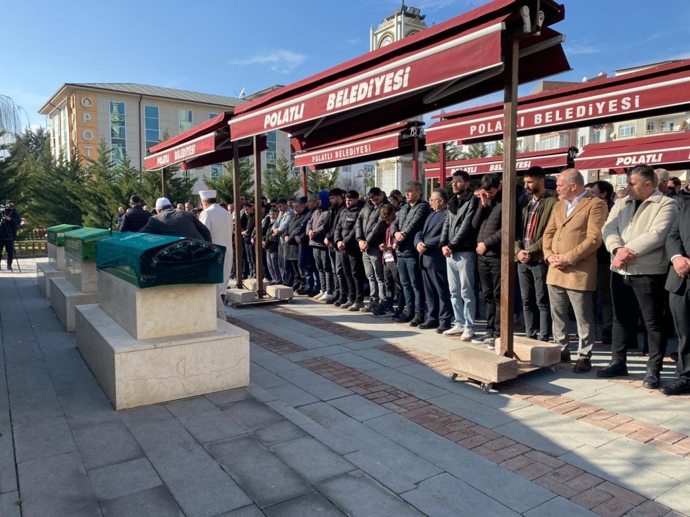 Kanalizasyon kazısındaki göçükte hayatını kaybeden 2 işçi toprağa verildi