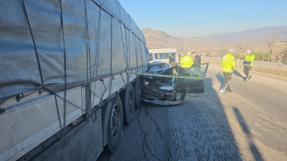 Otomobil TIR'ın altına girdi! 1 ölü 3 yaralı