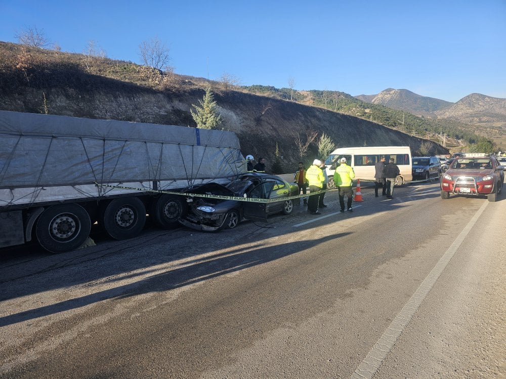 Otomobil TIR'ın altına girdi! 1 ölü 3 yaralı