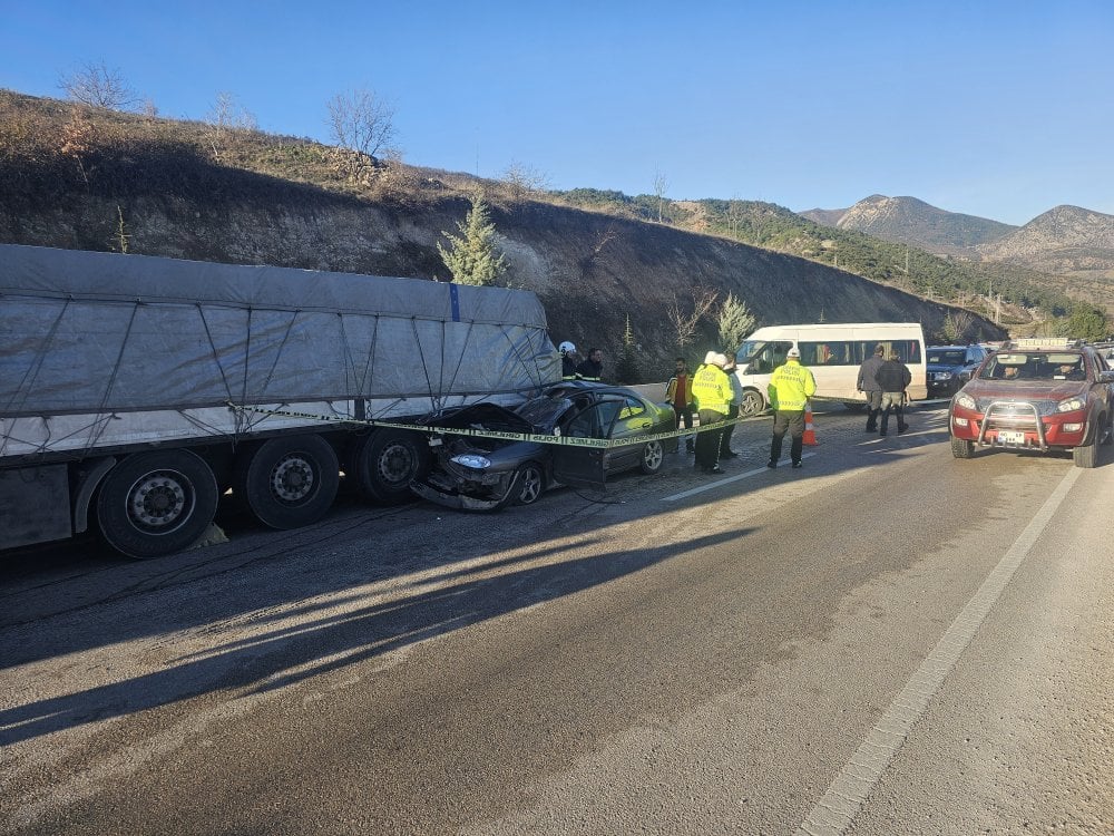 Otomobil TIR'ın altına girdi! 1 ölü 3 yaralı