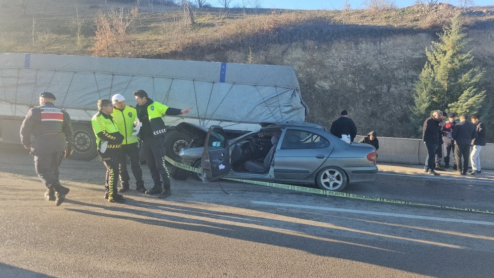 Otomobil TIR'ın altına girdi! 1 ölü 3 yaralı