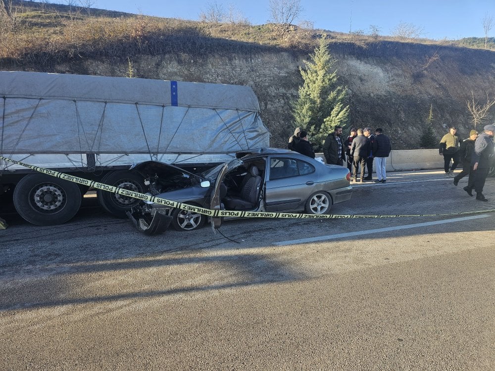 Otomobil TIR'ın altına girdi! 1 ölü 3 yaralı