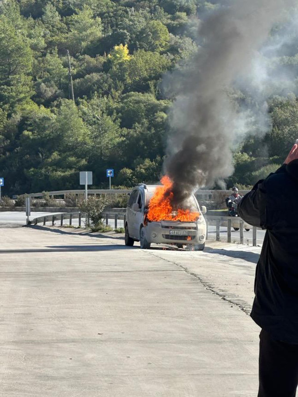 Sürücü canını zor kurtardı! Otomobil alev aldı