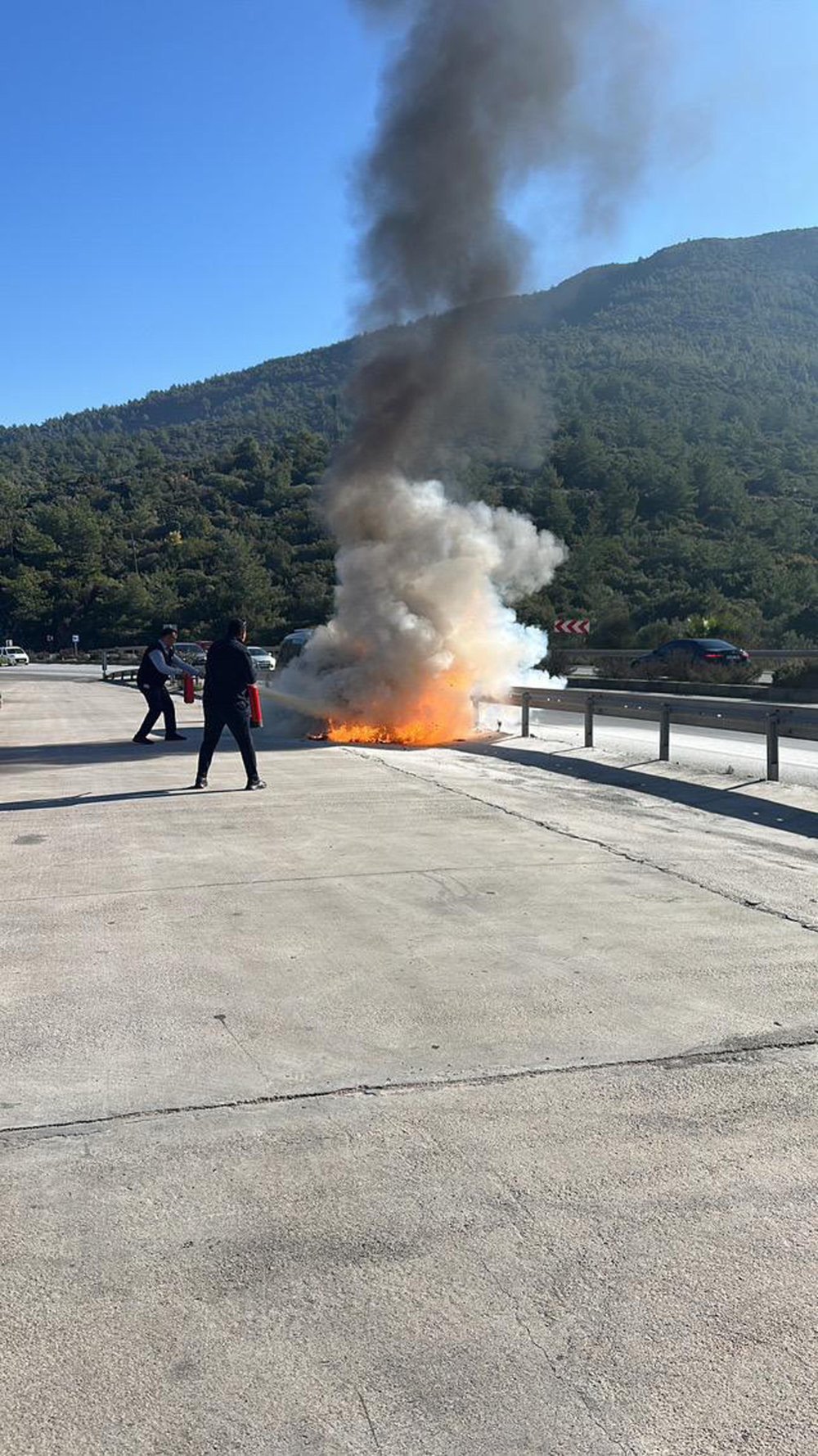 Sürücü canını zor kurtardı! Otomobil alev aldı