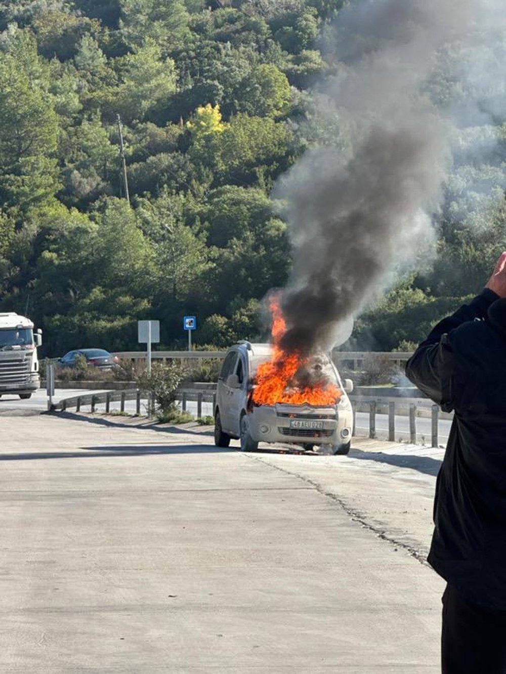 Sürücü canını zor kurtardı! Otomobil alev aldı