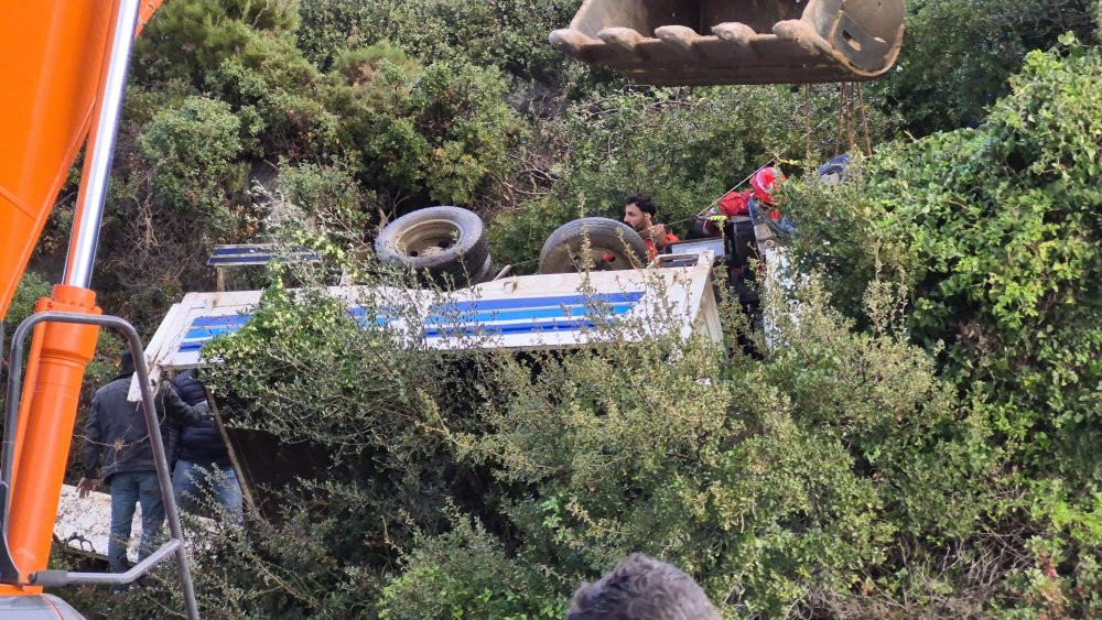 Muğla'da kamyonet uçuruma yuvarlandı! Yaralılar var!