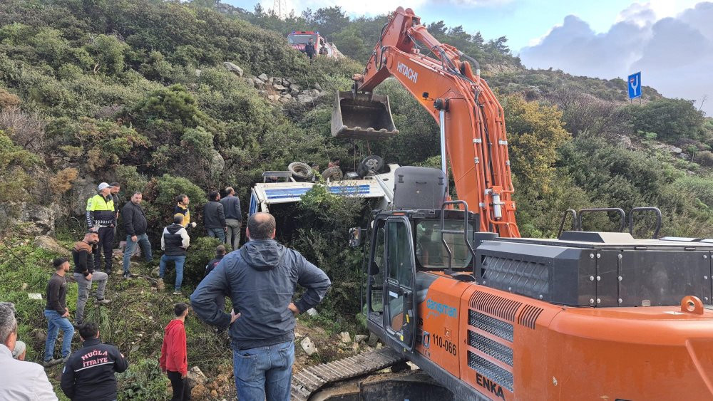 Muğla'da kamyonet uçuruma yuvarlandı! Yaralılar var!