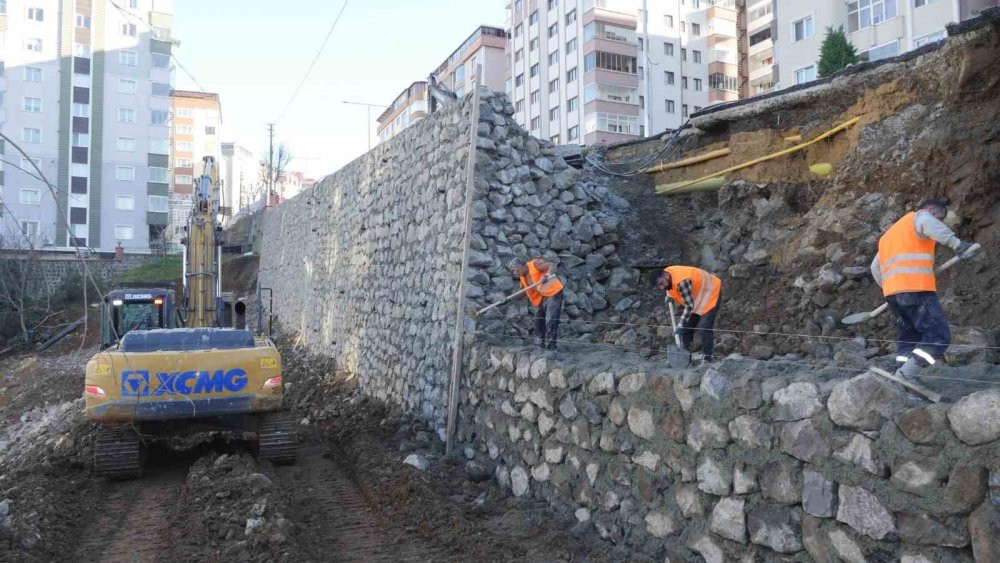 Trabzon'da çöken istinat duvarı onarımda