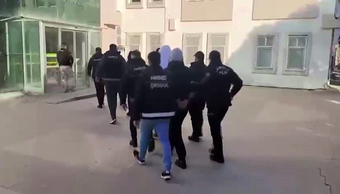 Şırnak’ta kömür yüklü TIR’da eli geçirildi! 50 kilo. 15 gözaltı