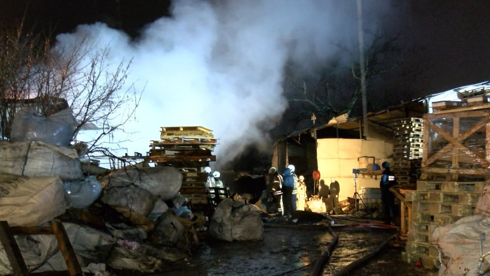 Tuzla’da yürekleri ağza getiren yangın! Konteynerlara sıçradı