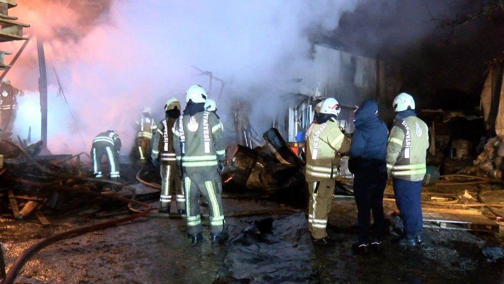 Tuzla’da yürekleri ağza getiren yangın! Konteynerlara sıçradı