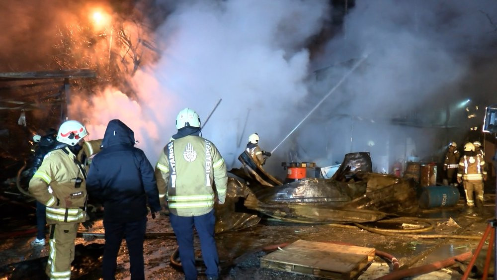 Tuzla’da yürekleri ağza getiren yangın! Konteynerlara sıçradı