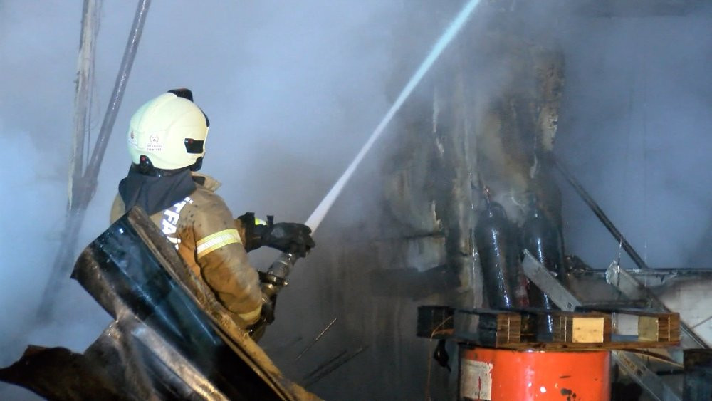 Tuzla’da yürekleri ağza getiren yangın! Konteynerlara sıçradı