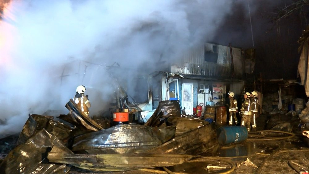Tuzla’da yürekleri ağza getiren yangın! Konteynerlara sıçradı