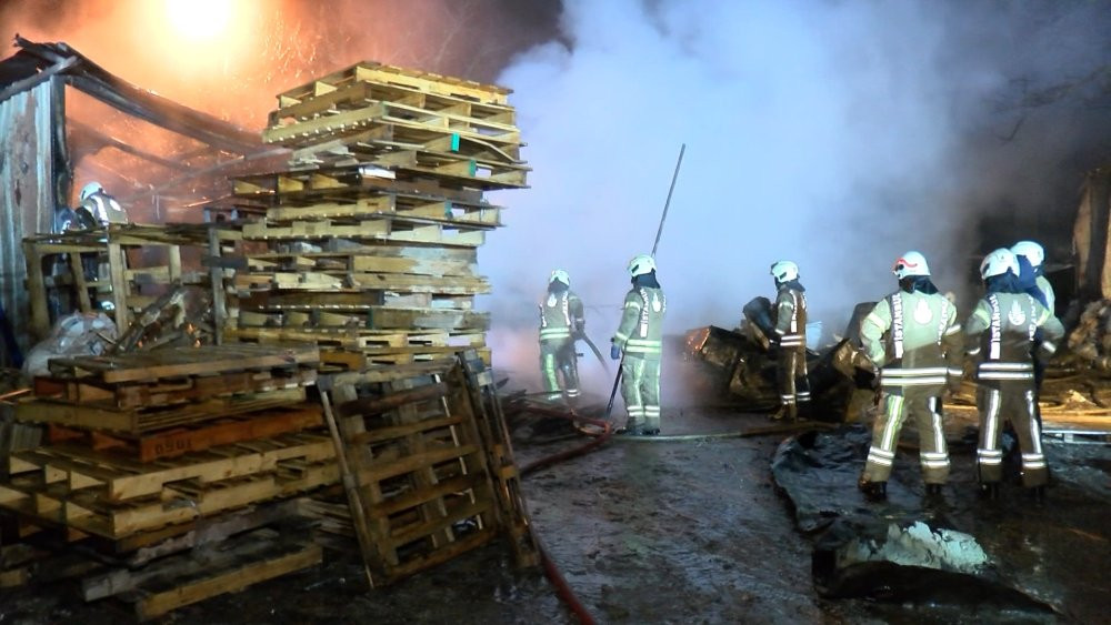 Tuzla’da yürekleri ağza getiren yangın! Konteynerlara sıçradı