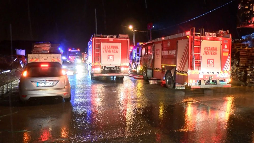 Tuzla’da yürekleri ağza getiren yangın! Konteynerlara sıçradı