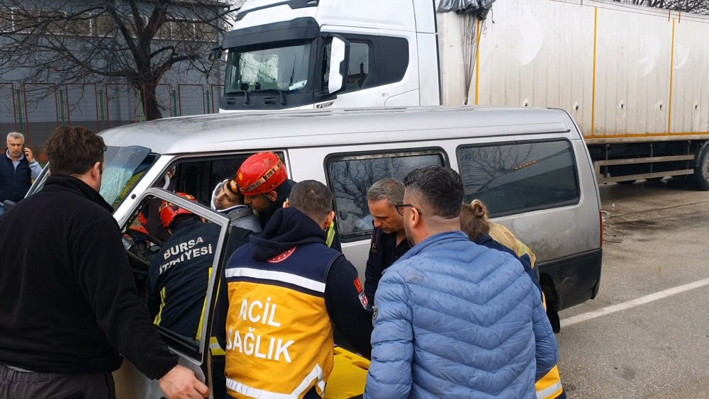 Bursa’da korkunç kaza! Minibüs TIR’a çarptı: 3 yaralı