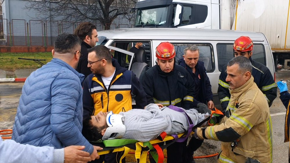 Bursa’da korkunç kaza! Minibüs TIR’a çarptı: 3 yaralı
