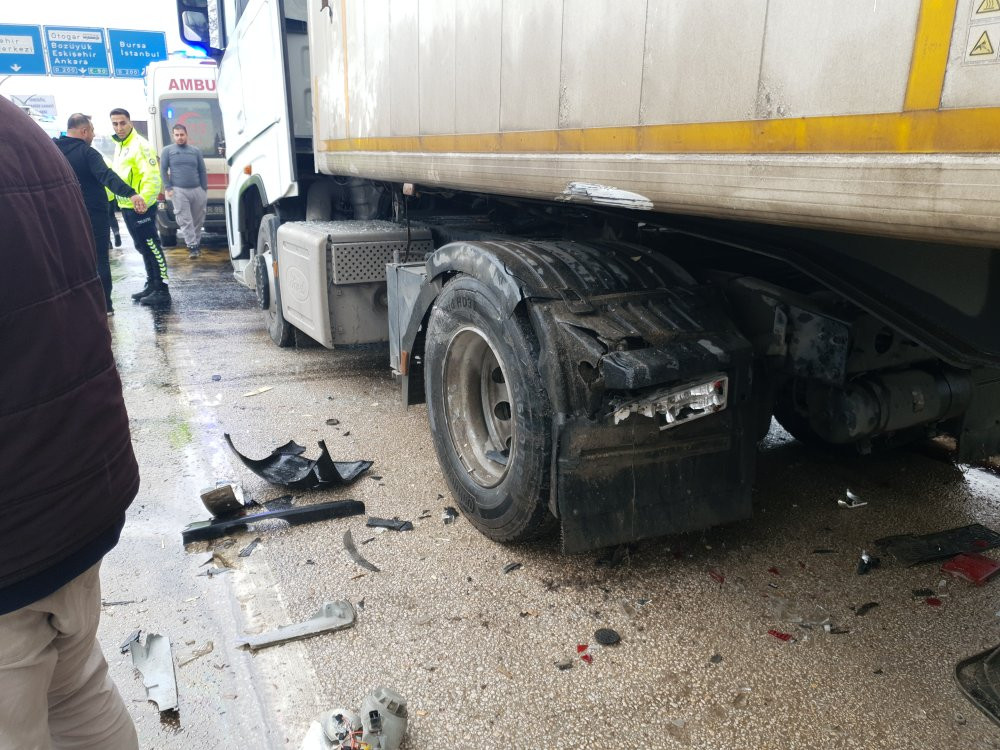 Bursa’da korkunç kaza! Minibüs TIR’a çarptı: 3 yaralı