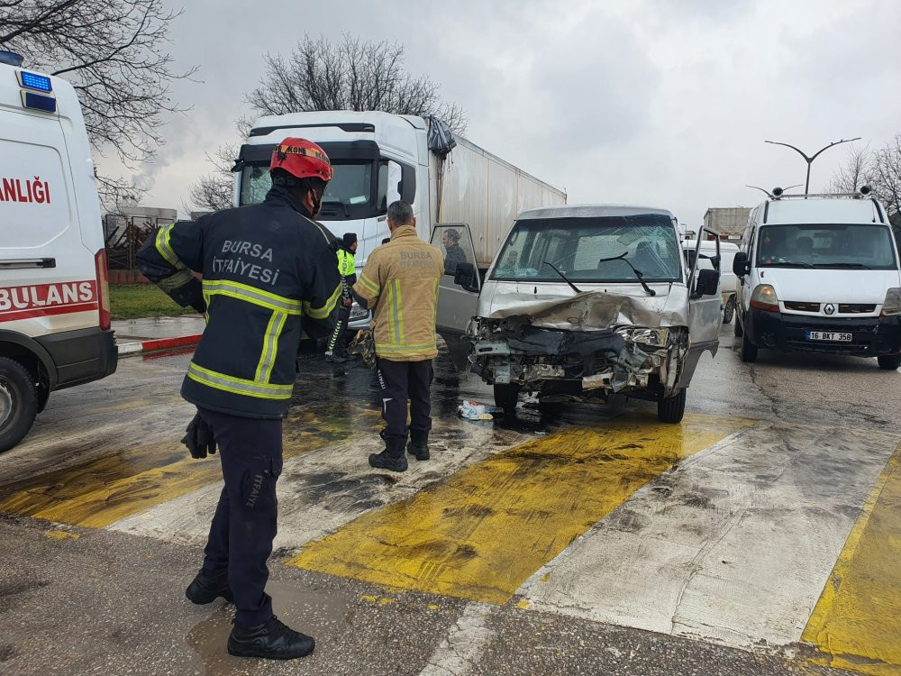 Bursa’da korkunç kaza! Minibüs TIR’a çarptı: 3 yaralı