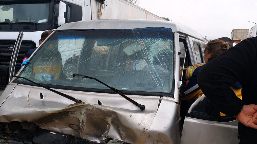 Bursa’da korkunç kaza! Minibüs TIR’a çarptı: 3 yaralı