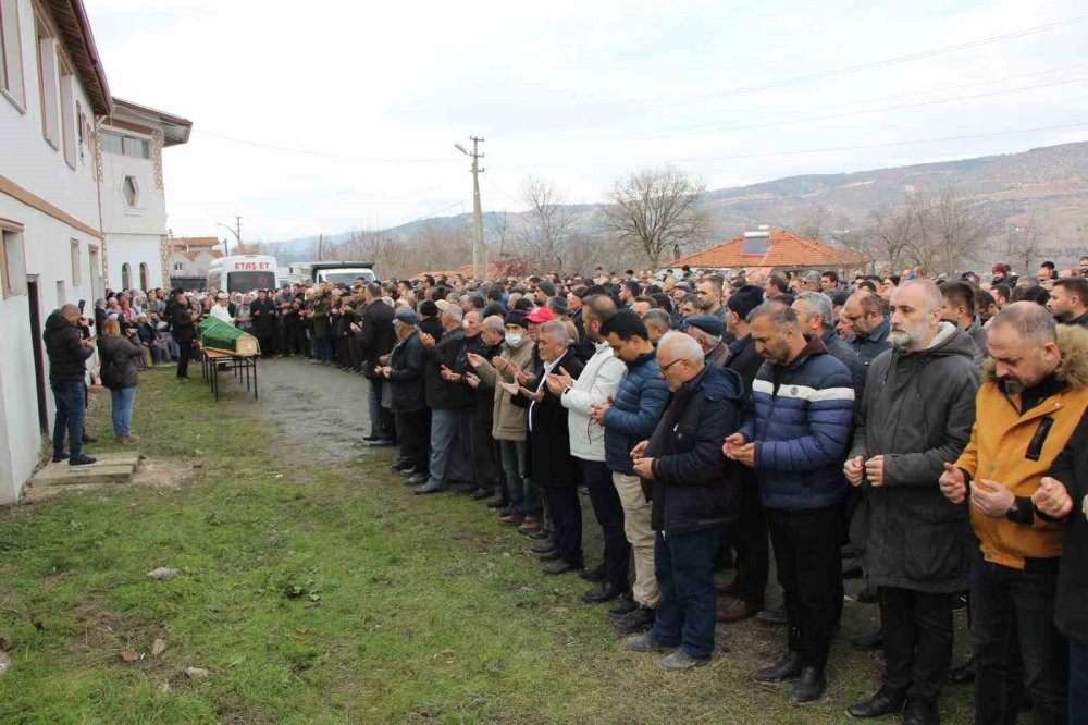 Göçükte hayatını kaybeden 2 kişi gözyaşları içinde uğurlandı