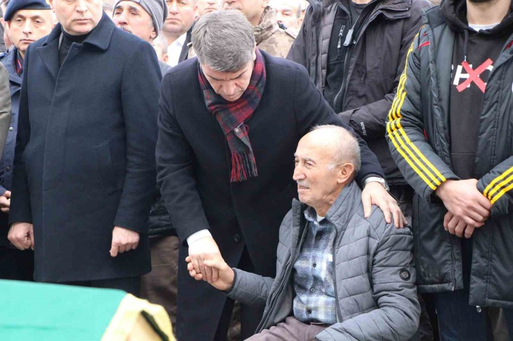 Göçükte hayatını kaybeden 2 kişi gözyaşları içinde uğurlandı