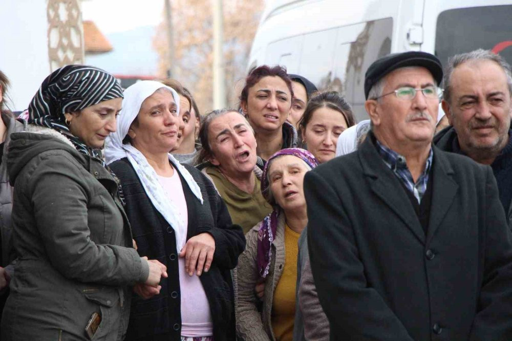 Göçükte hayatını kaybeden 2 kişi gözyaşları içinde uğurlandı