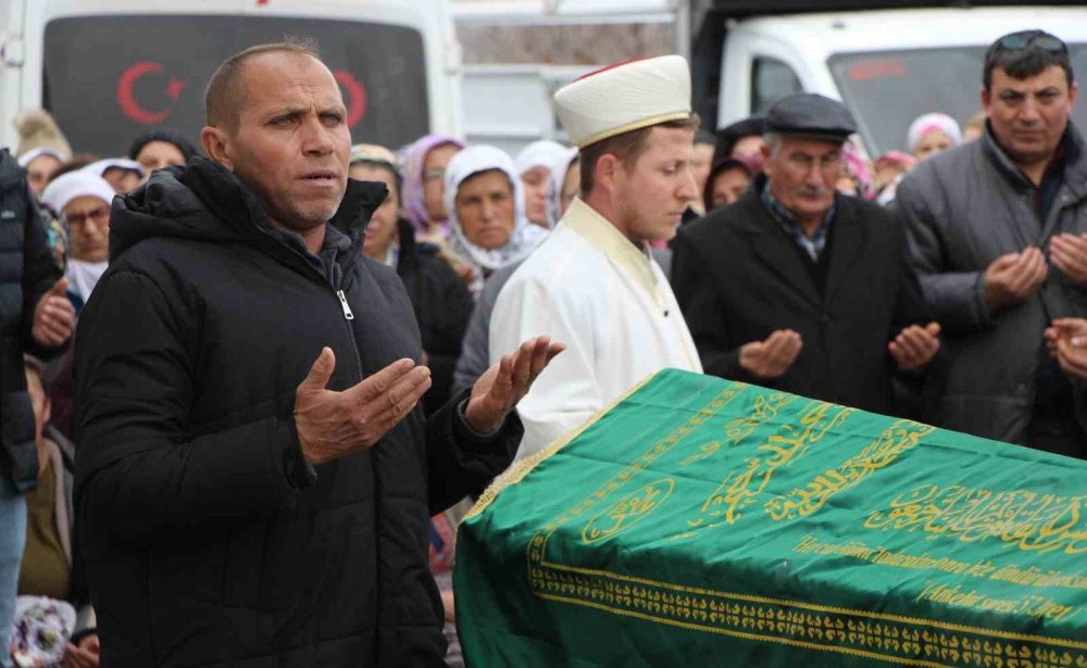 Göçükte hayatını kaybeden 2 kişi gözyaşları içinde uğurlandı