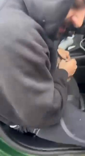 Kaza yaptı! Polis çağrılınca, elindeki maddeyi yutmaya çalıştı