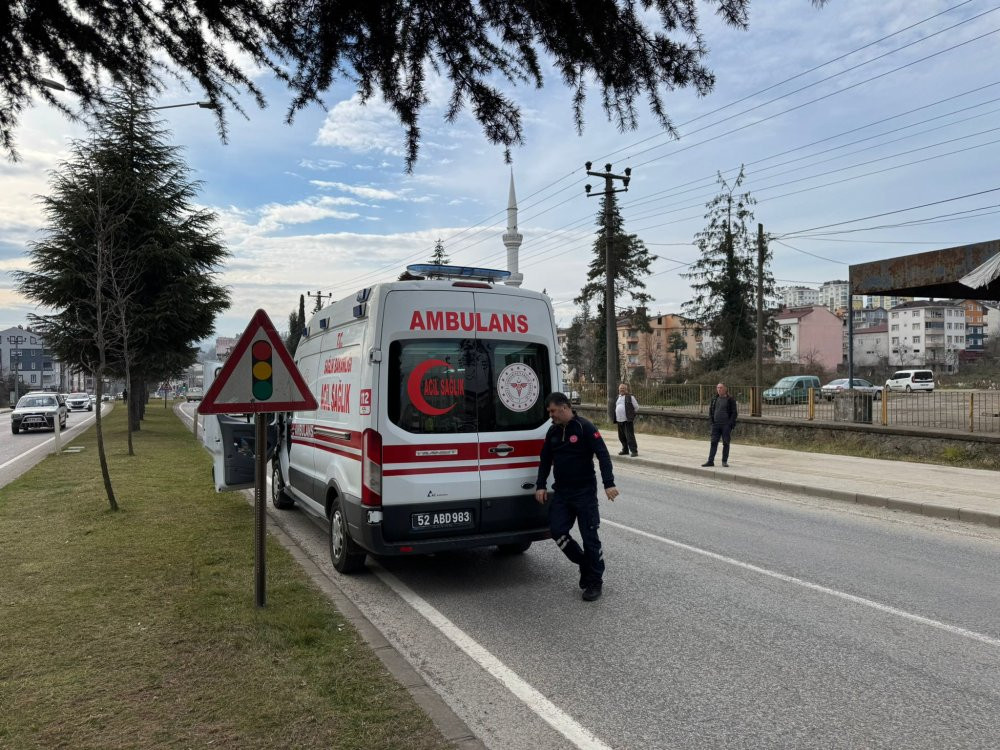 Otomobil yayaya çarptı! Yaralılar var