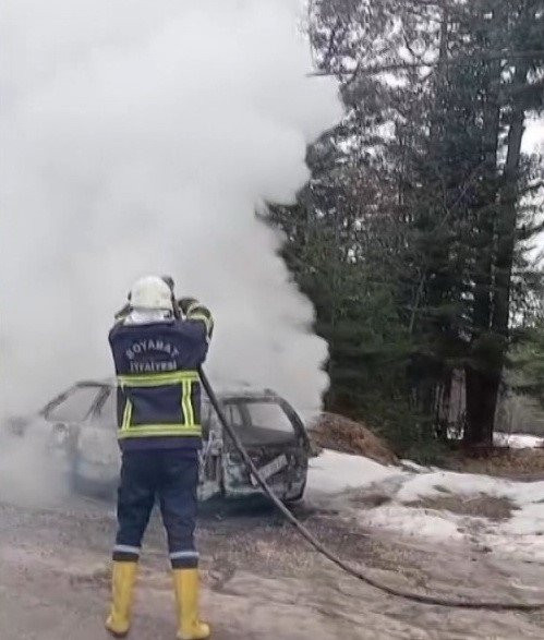Sinop’ta park halindeki otomobil kül oldu