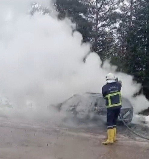 Sinop’ta park halindeki otomobil kül oldu