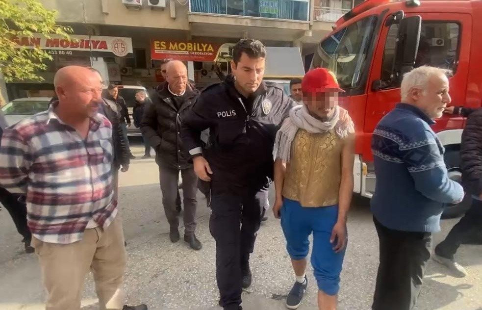 Antalya’nın Neron’u mahalleyi uykusuz bıraktı! Engel olan adamın kafasına sopayla vurdu